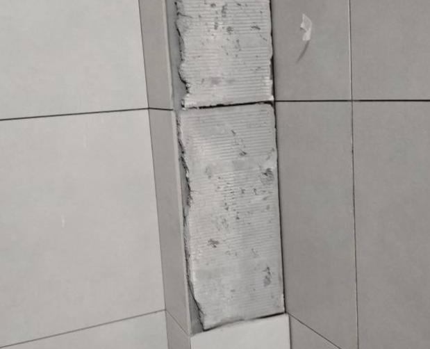 永德瓷砖空鼓维修公司分享下瓷砖施工前基层浇水润湿程度不足，可能导致以下问题