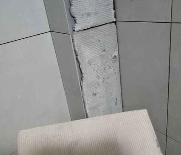 永德瓷砖空鼓维修公司分享下厨房瓷砖脱落的补救措施。